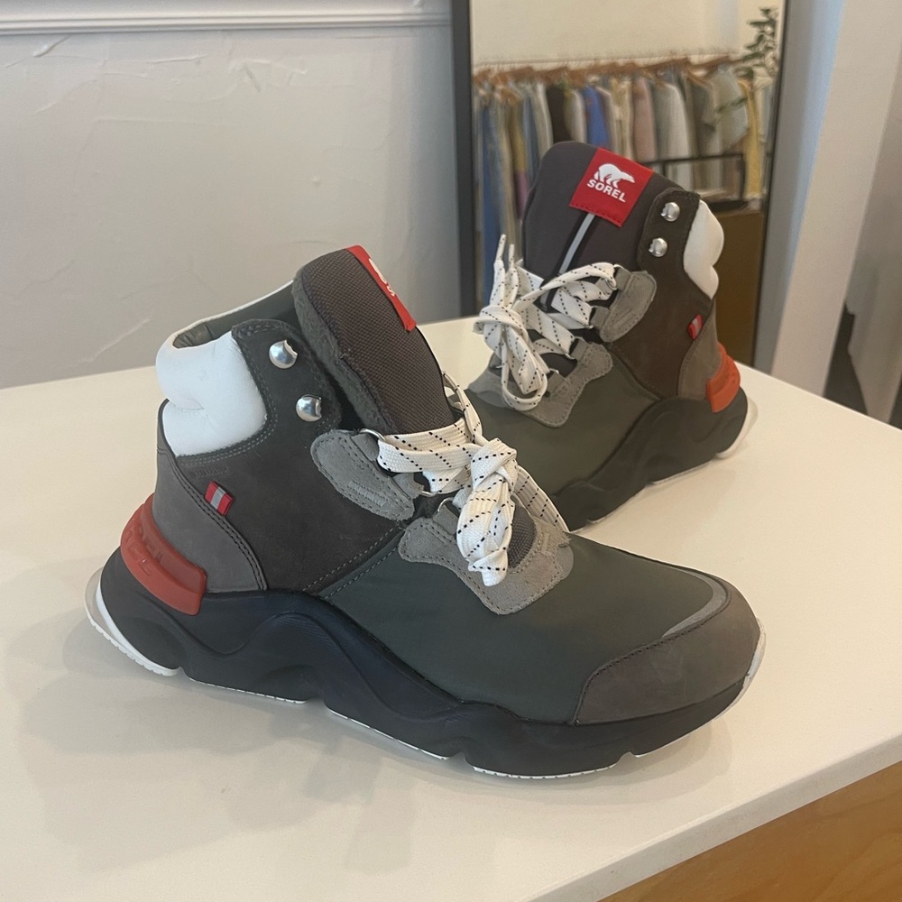 Sorel Women’s Kinetic RNEGD Conquest Hiking Boots 9.5. NWT